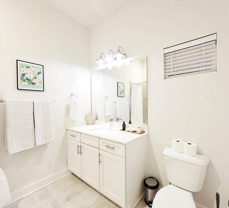 New Stylish Getaway- 5 Mil To Uptown/3 Smart Tvs! Appartement Charlotte Buitenkant foto