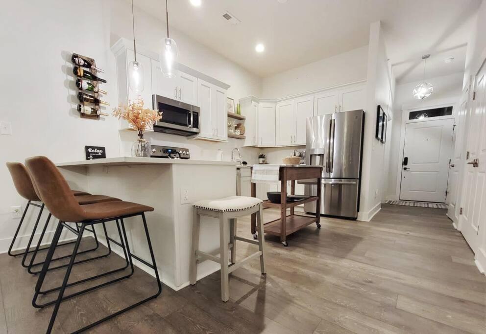 New Stylish Getaway- 5 Mil To Uptown/3 Smart Tvs! Appartement Charlotte Buitenkant foto