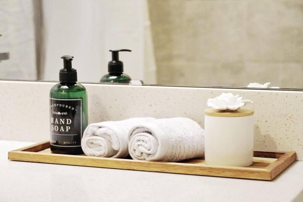 New Stylish Getaway- 5 Mil To Uptown/3 Smart Tvs! Appartement Charlotte Buitenkant foto