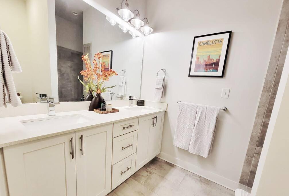 New Stylish Getaway- 5 Mil To Uptown/3 Smart Tvs! Appartement Charlotte Buitenkant foto