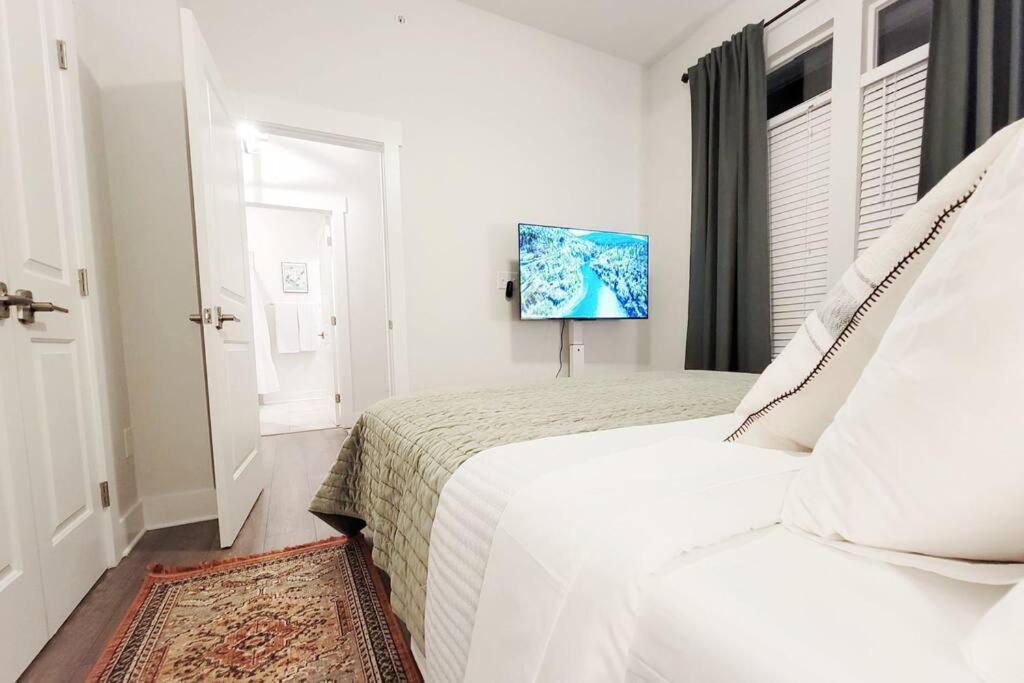 New Stylish Getaway- 5 Mil To Uptown/3 Smart Tvs! Appartement Charlotte Buitenkant foto