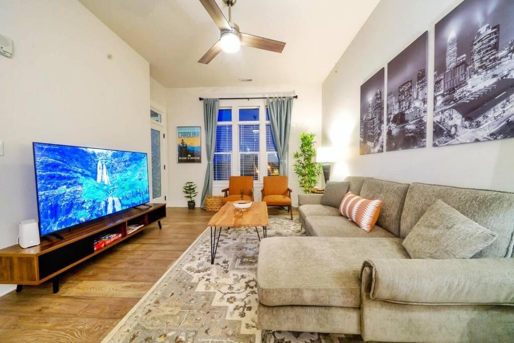 New Stylish Getaway- 5 Mil To Uptown/3 Smart Tvs! Appartement Charlotte Buitenkant foto