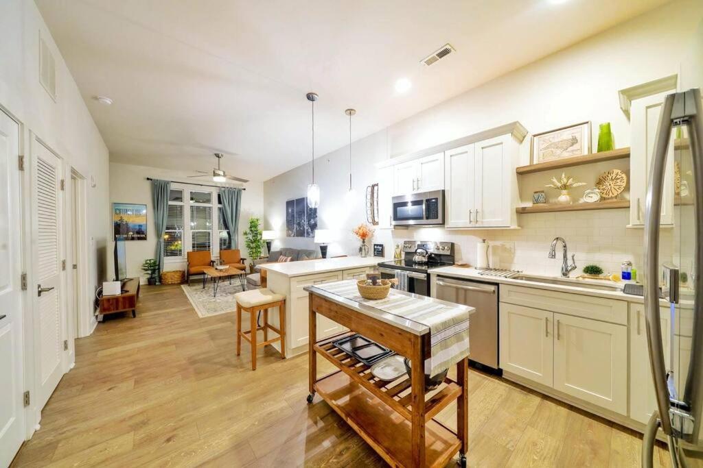 New Stylish Getaway- 5 Mil To Uptown/3 Smart Tvs! Appartement Charlotte Buitenkant foto