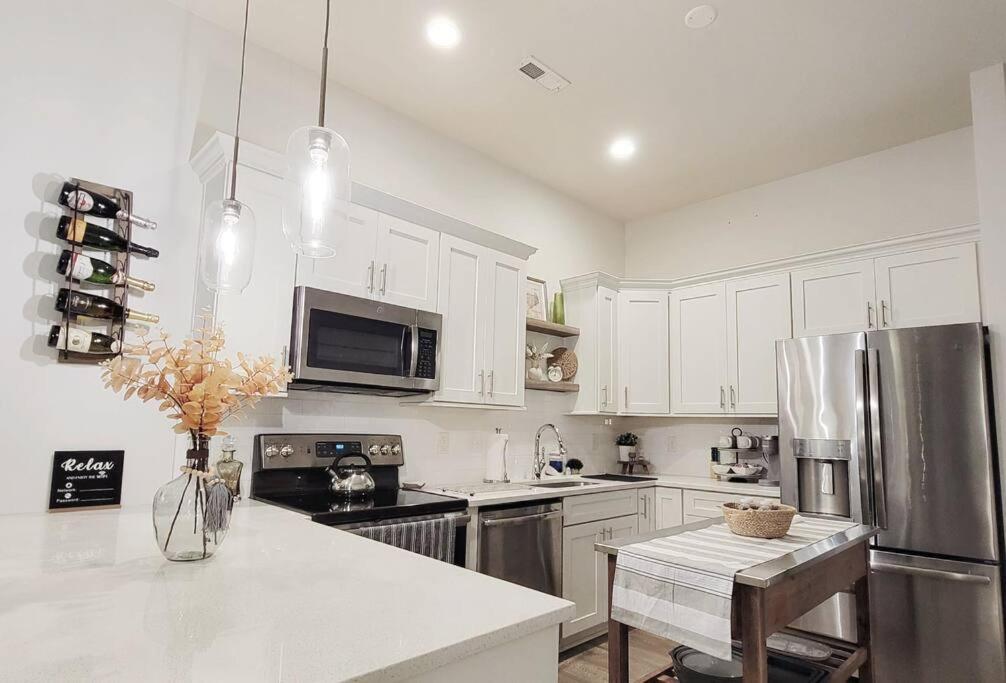 New Stylish Getaway- 5 Mil To Uptown/3 Smart Tvs! Appartement Charlotte Buitenkant foto