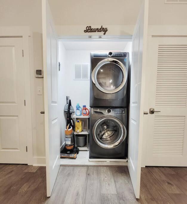 New Stylish Getaway- 5 Mil To Uptown/3 Smart Tvs! Appartement Charlotte Buitenkant foto
