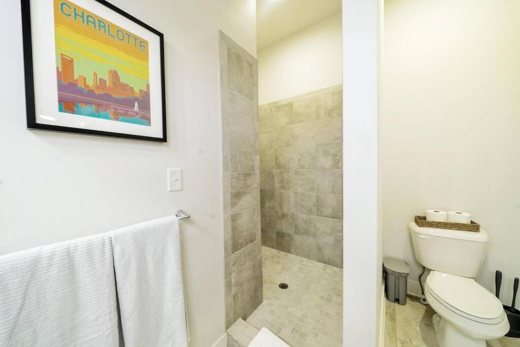 New Stylish Getaway- 5 Mil To Uptown/3 Smart Tvs! Appartement Charlotte Buitenkant foto