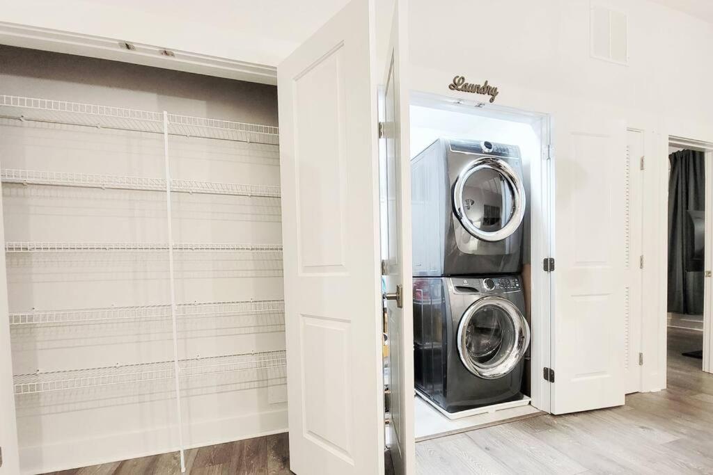 New Stylish Getaway- 5 Mil To Uptown/3 Smart Tvs! Appartement Charlotte Buitenkant foto