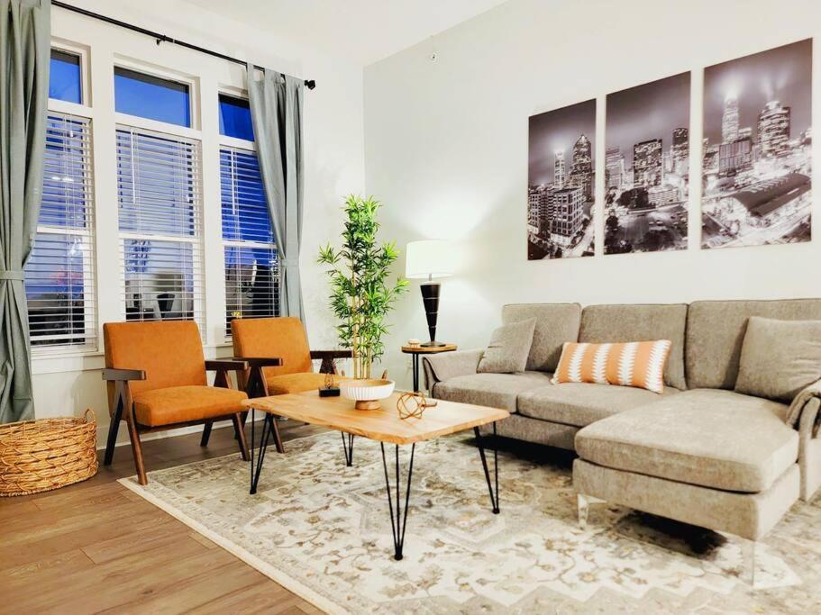 New Stylish Getaway- 5 Mil To Uptown/3 Smart Tvs! Appartement Charlotte Buitenkant foto