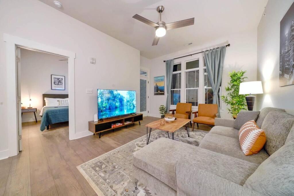 New Stylish Getaway- 5 Mil To Uptown/3 Smart Tvs! Appartement Charlotte Buitenkant foto