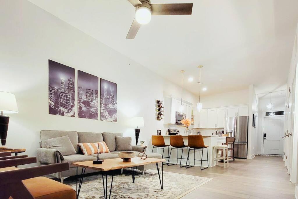 New Stylish Getaway- 5 Mil To Uptown/3 Smart Tvs! Appartement Charlotte Buitenkant foto
